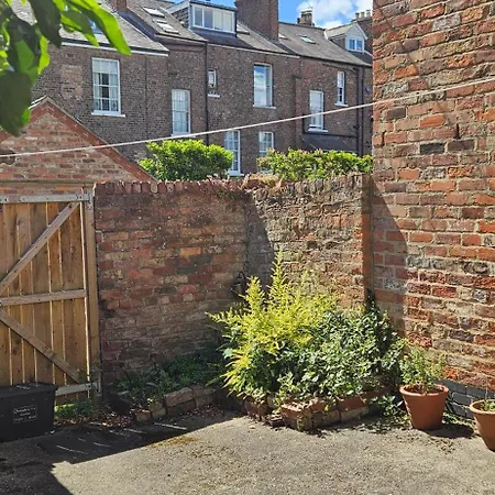 St Pauls Terrace - 2 Bed House Nr Train Station *