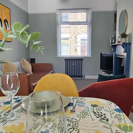 St Pauls Terrace - 2 Bed House Nr Train Station *