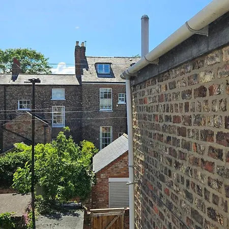 St Pauls Terrace - 2 Bed House Nr Train Station
