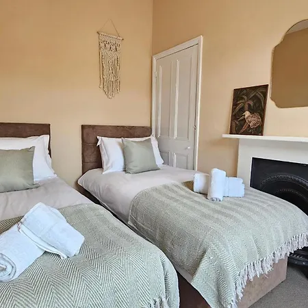St Pauls Terrace - 2 Bed House Nr Train Station *